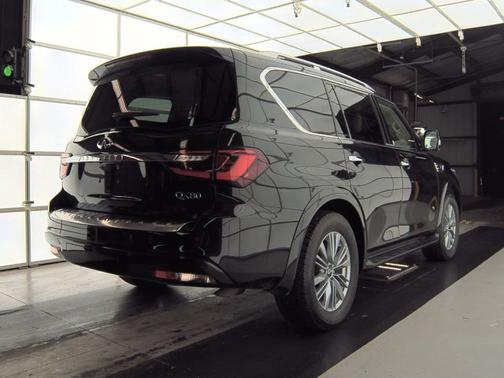 2023 INFINITI QX80 LUXE