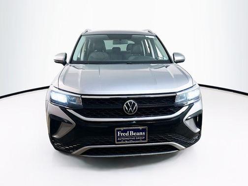 Silver Metallic 2022 Volkswagen Taos 1.5T SE