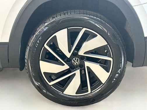 Pure White 2024 Volkswagen Atlas 2.0T SE w/Technology 4MOTION