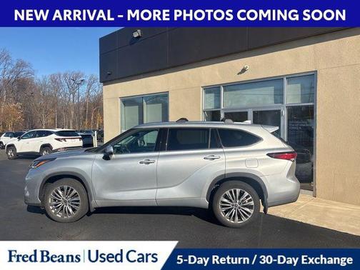 2022 Toyota Highlander Hybrid Platinum