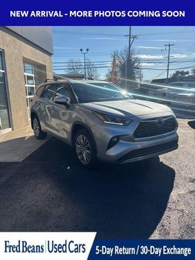 2022 Toyota Highlander Hybrid Platinum