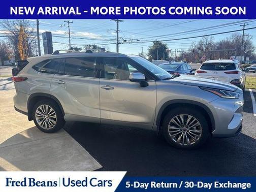 2022 Toyota Highlander Hybrid Platinum