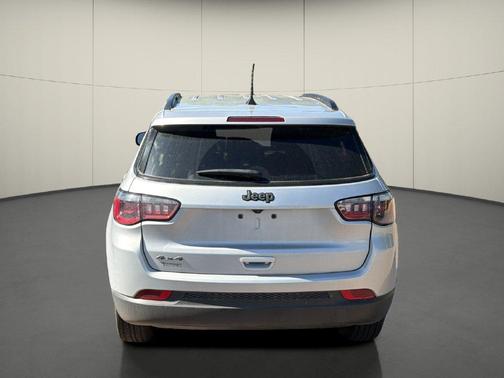 Silver Zynith Metallic Clearcoat 2025 Jeep Compass Latitude