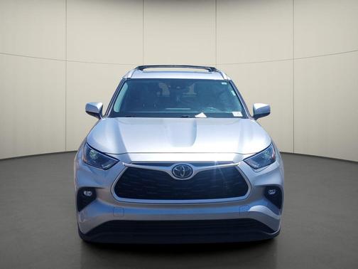 Celestial Silver Metallic 2022 Toyota Highlander XLE