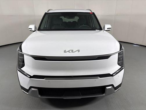 Glacial White Pearl 2026 Kia EV9 Wind