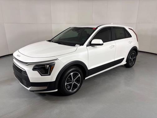 Snow White Pearl 2026 Kia Niro LX