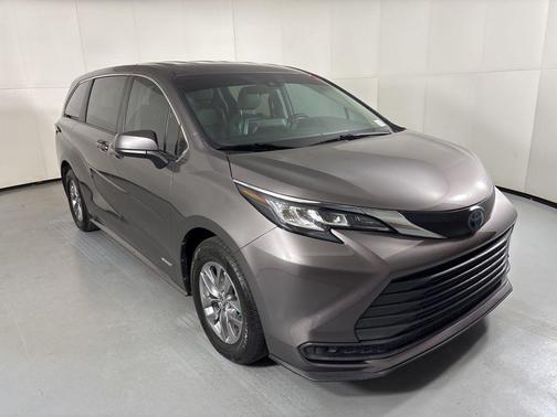 2021 Toyota Sienna LE