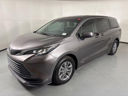 2021 Toyota Sienna LE