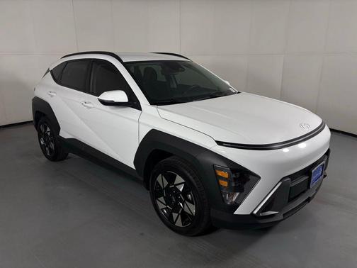 Atlas White 2025 Hyundai KONA SEL