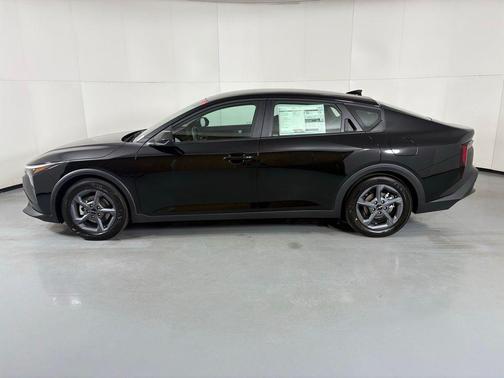 Aurora Black Pearl 2026 Kia K4 LXS