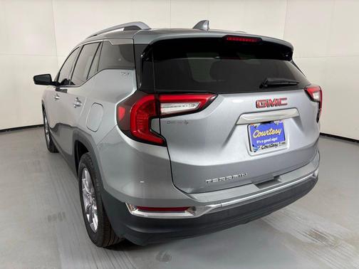 Sterling Metallic 2024 GMC Terrain SLT