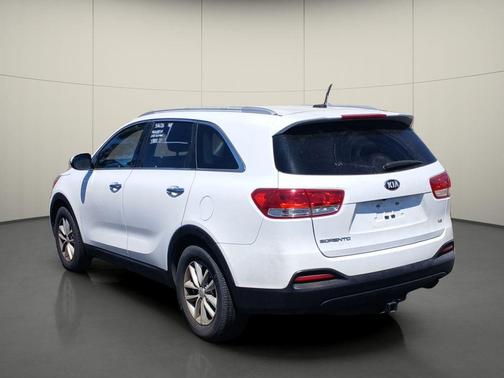 Snow White Pearl 2018 Kia Sorento LX