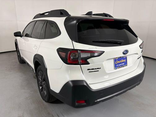 Crystal White Pearl 2025 Subaru Outback Onyx Edition