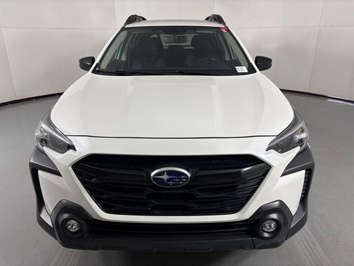 Crystal White Pearl 2025 Subaru Outback Onyx Edition