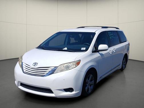 Super White 2015 Toyota Sienna LE