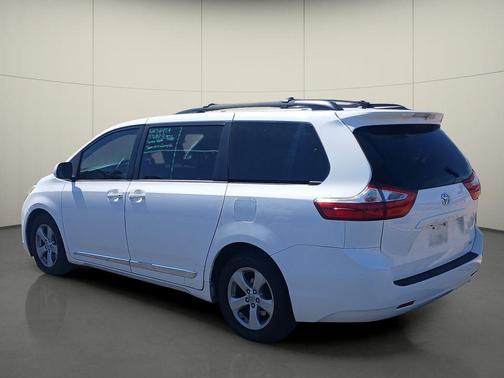 Super White 2015 Toyota Sienna LE