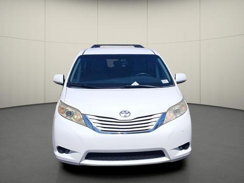 Super White 2015 Toyota Sienna LE