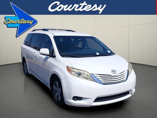 Super White 2015 Toyota Sienna LE