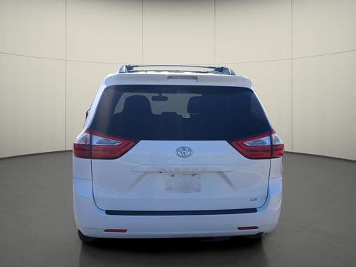 Super White 2015 Toyota Sienna LE