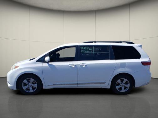 Super White 2015 Toyota Sienna LE