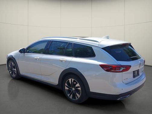 White Frost Tricoat 2018 Buick Regal TourX Preferred