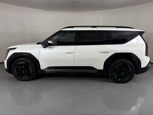 Snow White Pearl 2024 Kia EV9 GT-Line