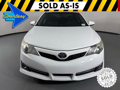 Super White 2014 Toyota Camry SE
