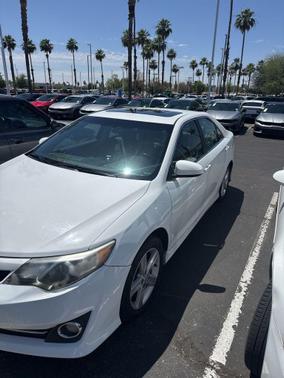 Super White 2014 Toyota Camry SE