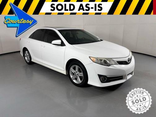 Super White 2014 Toyota Camry SE