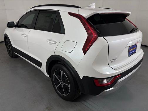 Snow White Pearl 2026 Kia Niro LX