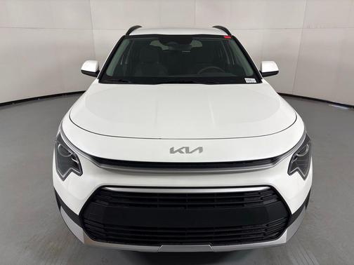 Snow White Pearl 2026 Kia Niro LX