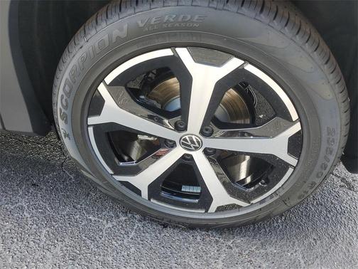 2025 Volkswagen Tiguan 2.0T SE