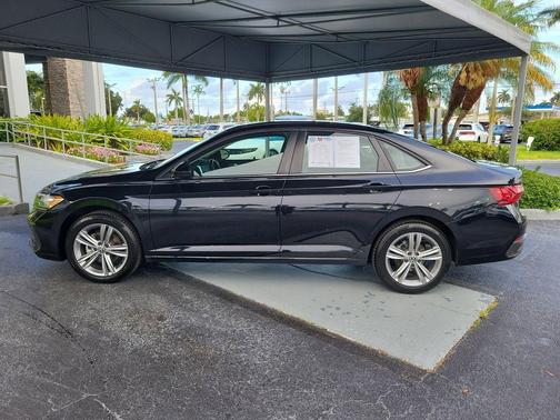 Deep Black Pearl Effect 2024 Volkswagen Jetta 1.5T SE