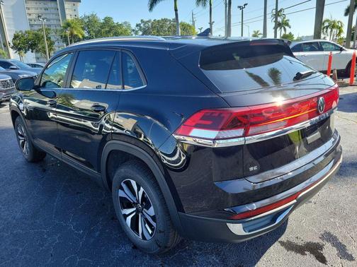 Deep Black Pearl 2026 Volkswagen Atlas Cross Sport 2.0T SE