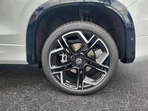 2026 Volkswagen Tiguan 2.0T SEL R-Line