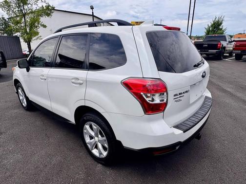 Crystal White Pearl 2016 Subaru Forester 2.5i Premium