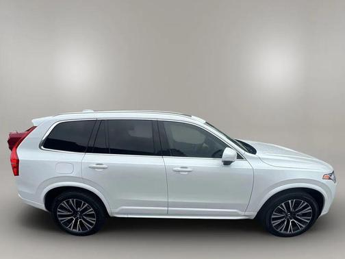 2022 Volvo XC90 T6 Momentum
