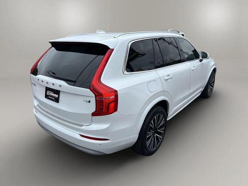 2022 Volvo XC90 T6 Momentum
