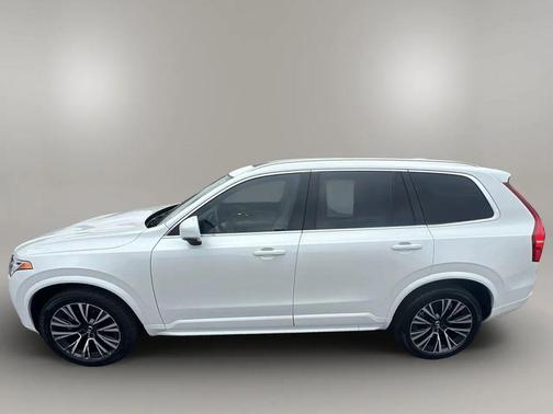 2022 Volvo XC90 T6 Momentum