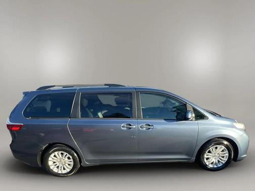 2016 Toyota Sienna XLE