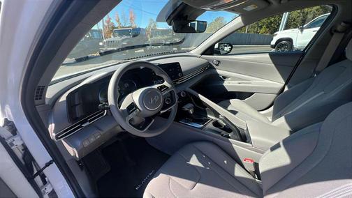 2024 Hyundai ELANTRA SE