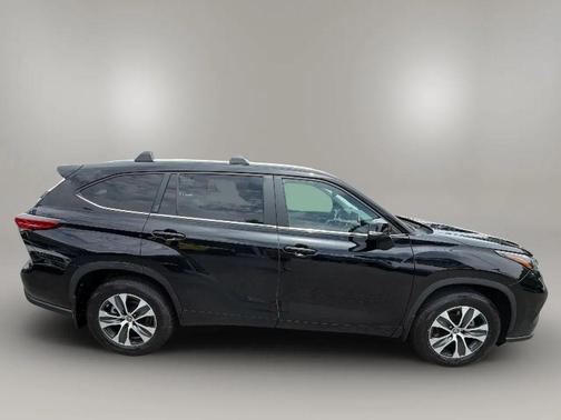 Midnight Black Metallic 2023 Toyota Highlander XLE