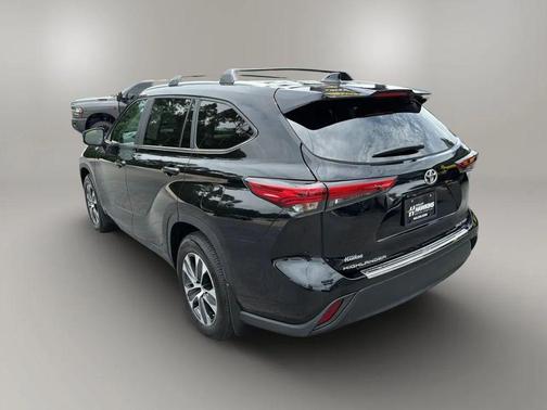 Midnight Black Metallic 2023 Toyota Highlander XLE