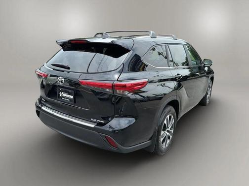 Midnight Black Metallic 2023 Toyota Highlander XLE