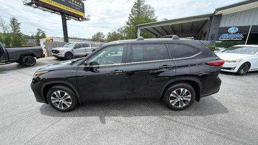 Midnight Black Metallic 2023 Toyota Highlander XLE