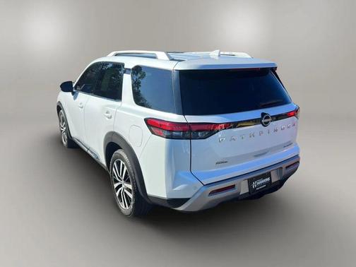 2025 Nissan Pathfinder Platinum FWD