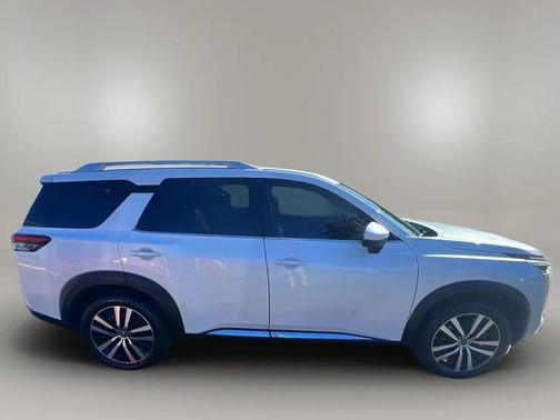 2025 Nissan Pathfinder Platinum FWD