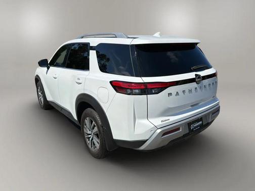 Everest White Pearl Tricoat 2025 Nissan Pathfinder SL FWD