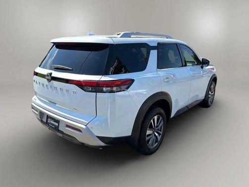 Everest White Pearl Tricoat 2025 Nissan Pathfinder SL FWD