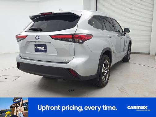 Silver 2022 Toyota Highlander Hybrid XLE